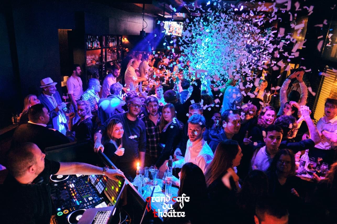 Feestavond met bezoekers en confetti bij Café du Theatre